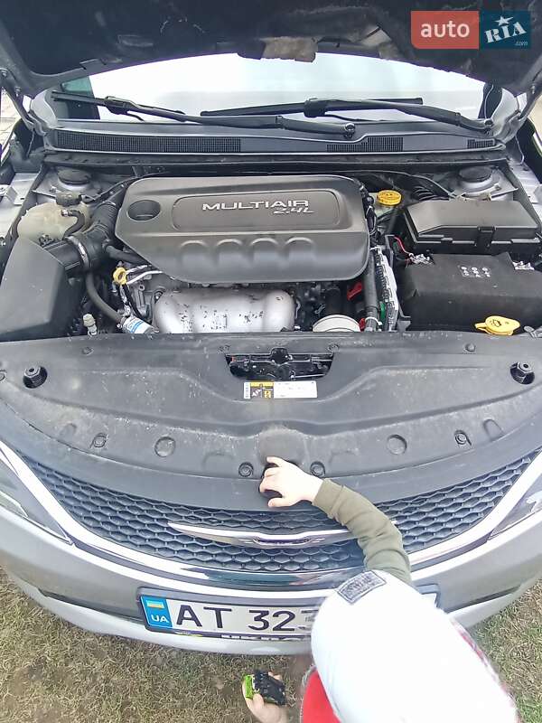 Седан Chrysler 200 2015 в Долине