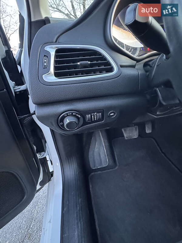 Седан Chrysler 200 2014 в Днепре