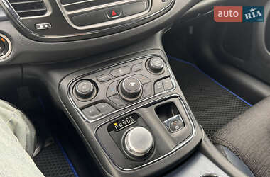 Седан Chrysler 200 2015 в 