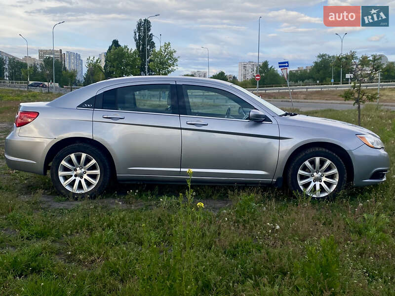 Седан Chrysler 200 2012 в Києві