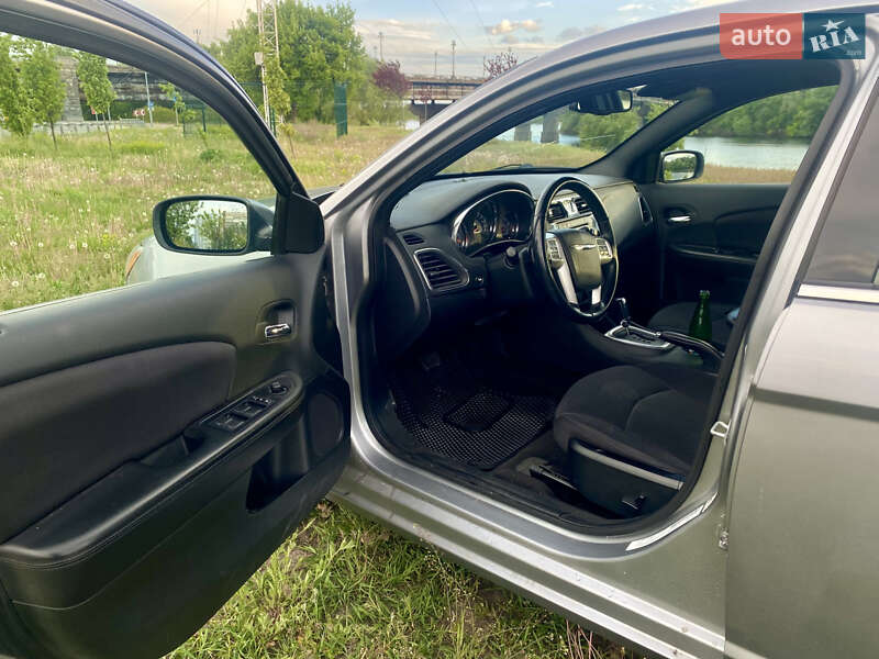Седан Chrysler 200 2012 в Києві