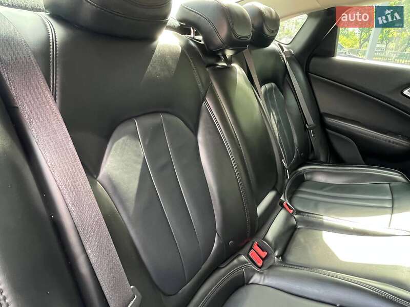 Седан Chrysler 200 2016 в Харкові