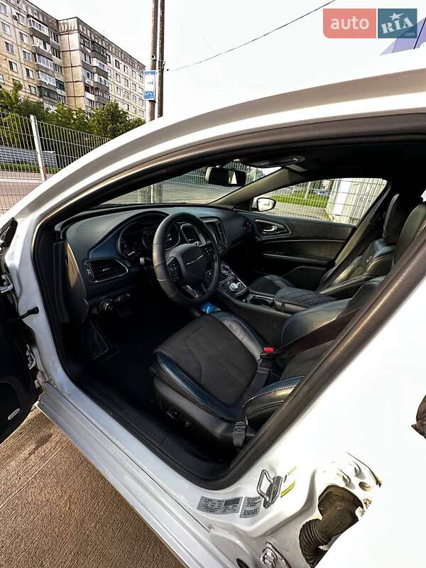 Седан Chrysler 200 2015 в Бердичеве