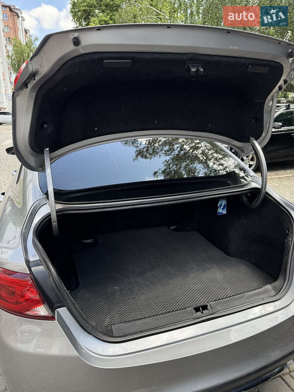 Седан Chrysler 200 2015 в Ивано-Франковске