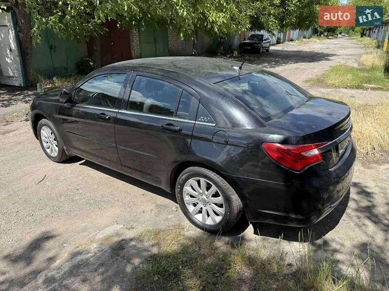 Седан Chrysler 200 2013 в Ладыжине
