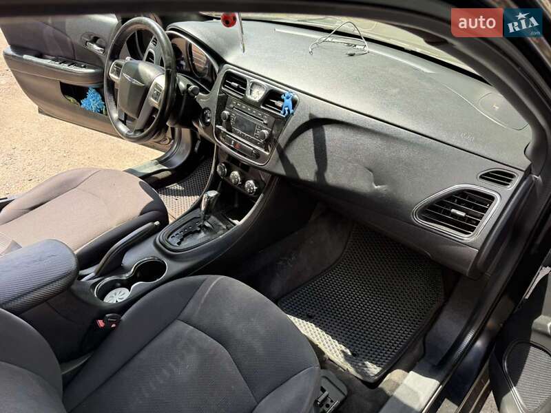 Седан Chrysler 200 2013 в Ладыжине