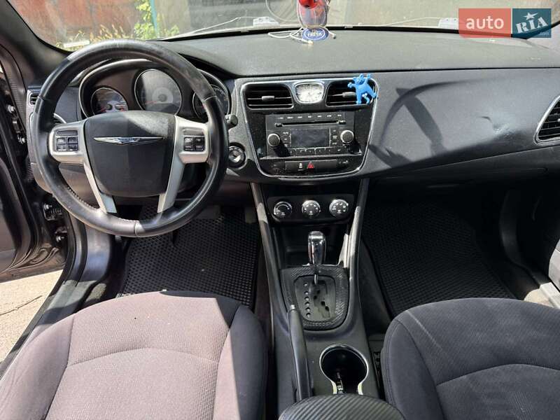 Седан Chrysler 200 2013 в Ладыжине
