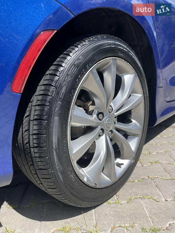 Седан Chrysler 200 2015 в Буче