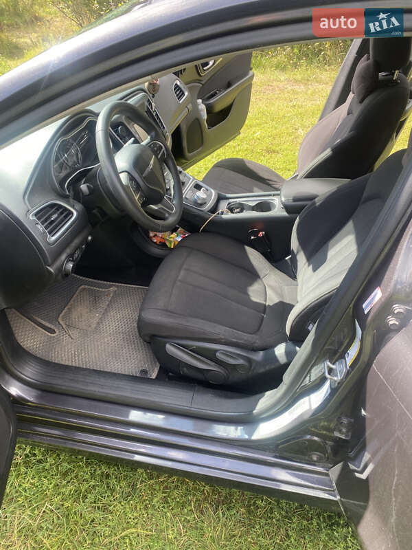 Седан Chrysler 200 2014 в Вышгороде