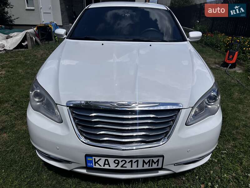 Седан Chrysler 200 2013 в 