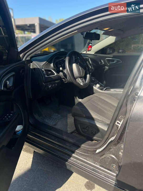 Седан Chrysler 200 2015 в Надворной