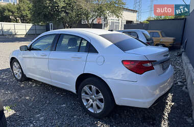 Седан Chrysler 200 2013 в 