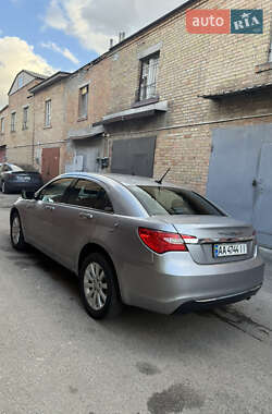 Седан Chrysler 200 2012 в 