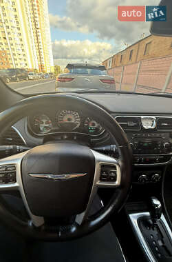 Седан Chrysler 200 2012 в 