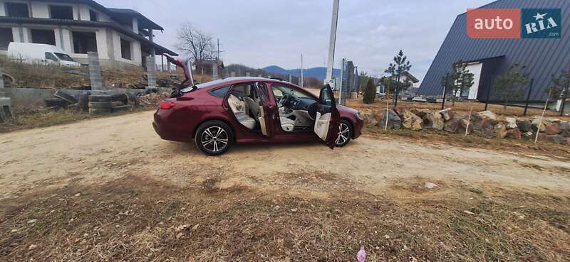 Седан Chrysler 200 2015 в Мукачево