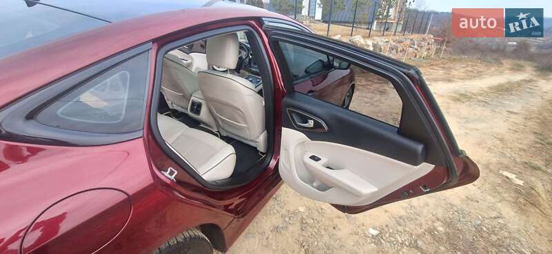 Седан Chrysler 200 2015 в Мукачево