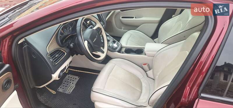 Седан Chrysler 200 2015 в Мукачево