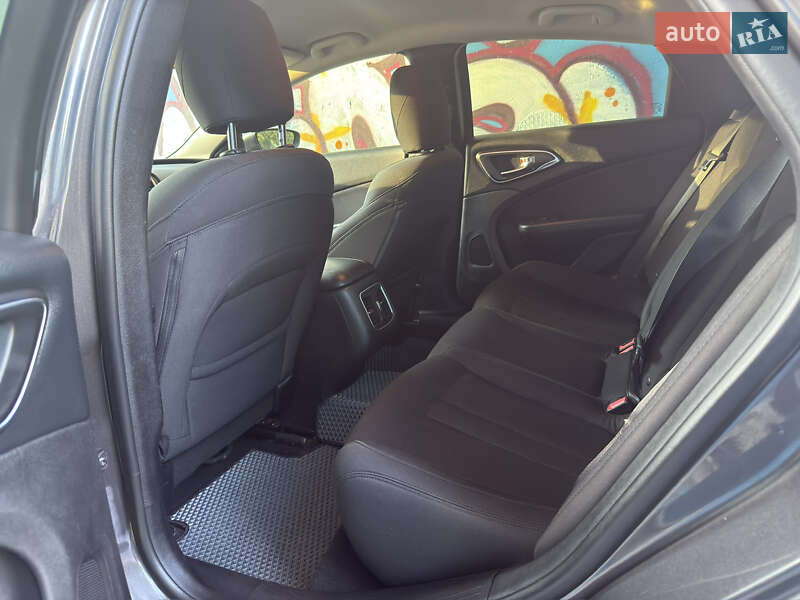 Седан Chrysler 200 2015 в Хмельницком