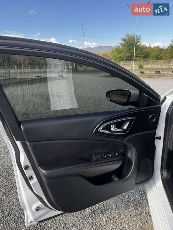 Седан Chrysler 200 2015 в Хусте