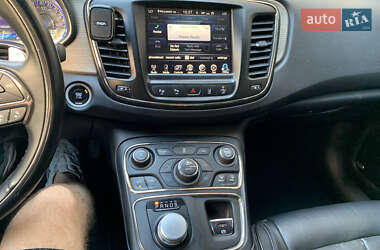 Седан Chrysler 200 2015 в  фото 18 Седан Chrysler 200 2015 в