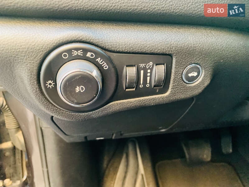 Седан Chrysler 200 2015 в Києві