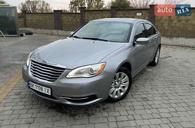 Седан Chrysler 200 2014 в Дубні