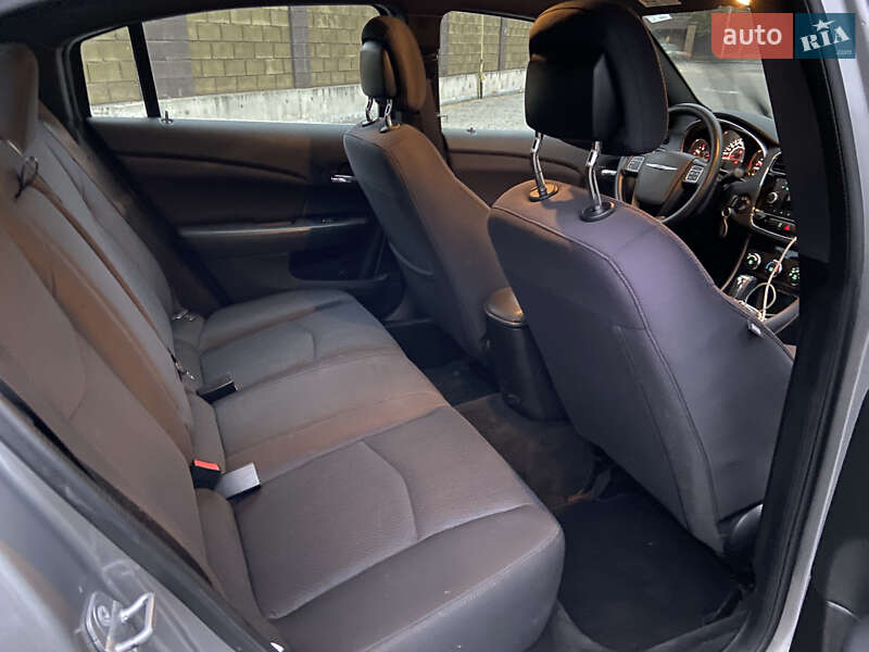 Седан Chrysler 200 2014 в Дубні