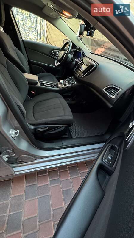 Седан Chrysler 200 2015 в Кропивницком