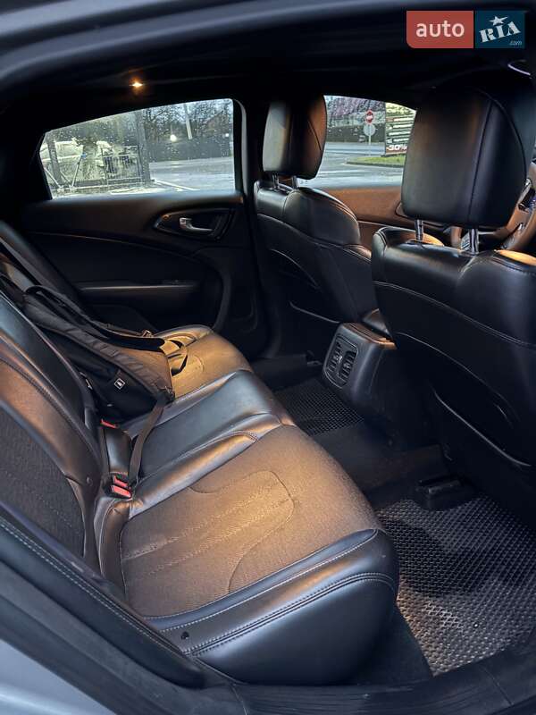 Седан Chrysler 200 2015 в Долине