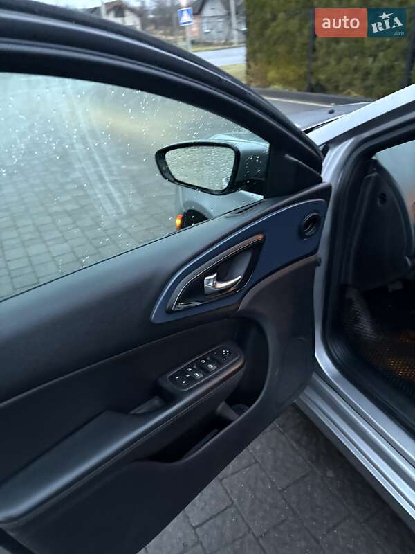 Седан Chrysler 200 2015 в Долине