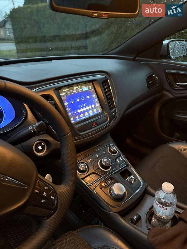 Седан Chrysler 200 2015 в Долине