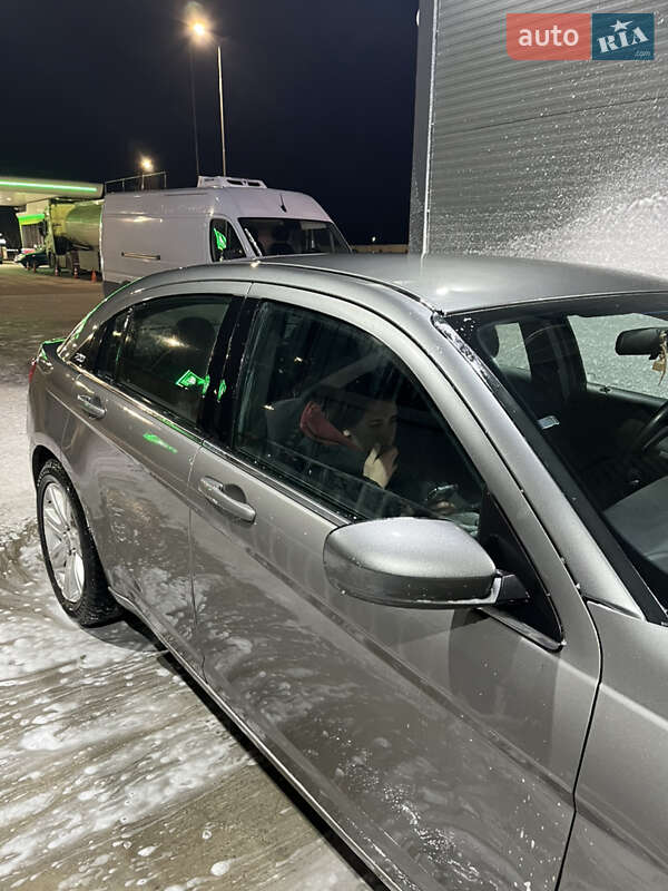 Седан Chrysler 200 2013 в Красном