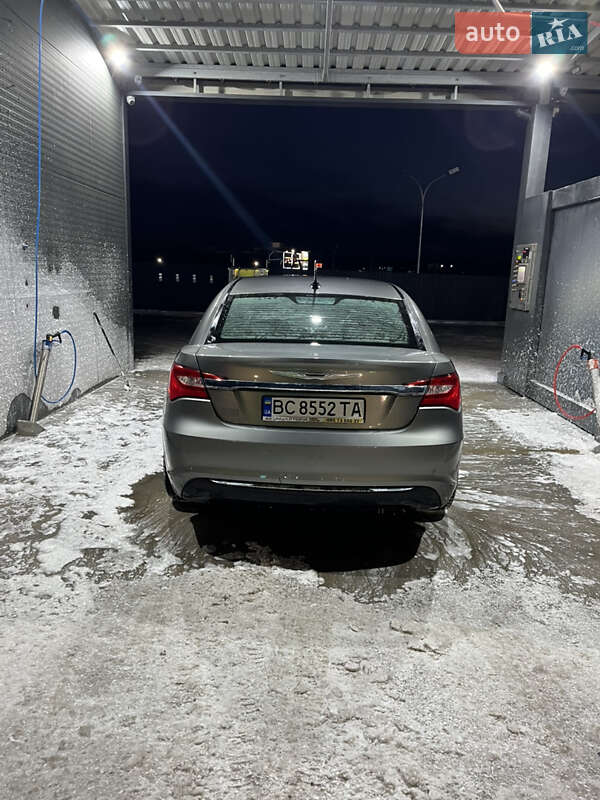 Седан Chrysler 200 2013 в Красном