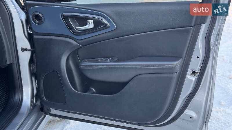 Седан Chrysler 200 2015 в Чернигове