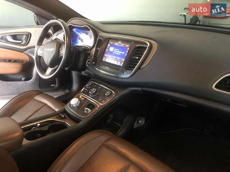 Седан Chrysler 200 2015 в Тростянці