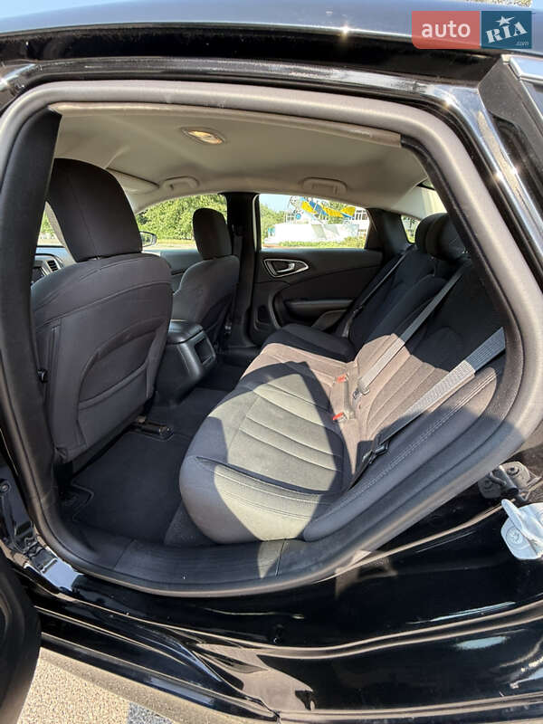 Седан Chrysler 200 2015 в Киеве