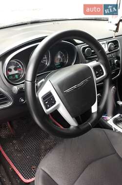 Седан Chrysler 200 2013 в Ровно
