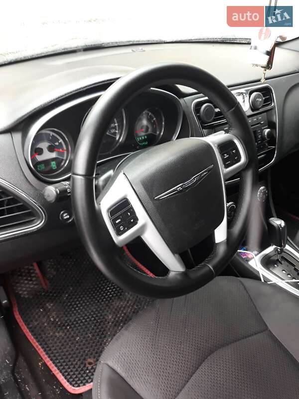 Седан Chrysler 200 2013 в Ровно