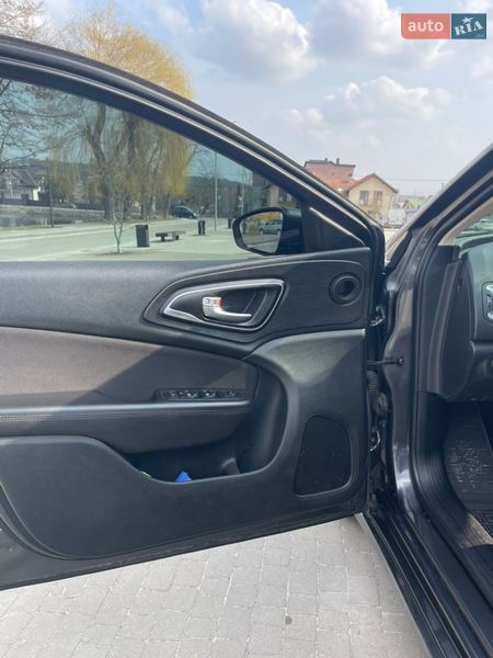 Седан Chrysler 200 2015 в Львове
