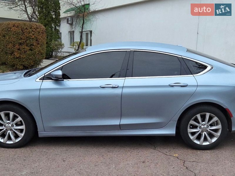 Седан Chrysler 200 2015 в Обухові