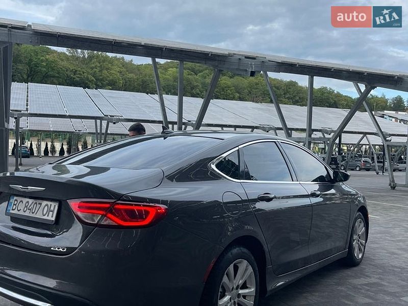 Седан Chrysler 200 2015 в Львове