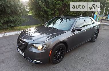 Седан Chrysler 300 S 2015 в Лубнах