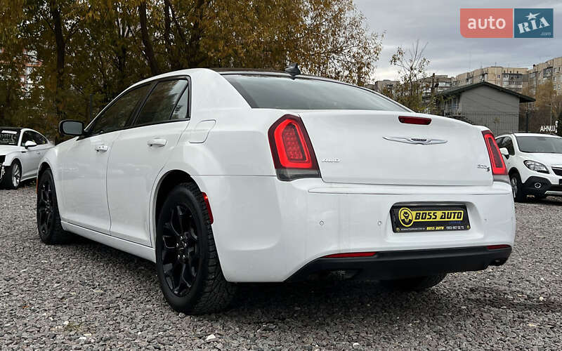 Седан Chrysler 300 S 2015 в Львові