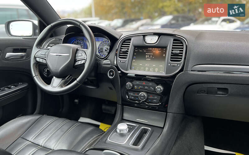 Седан Chrysler 300 S 2015 в Львові