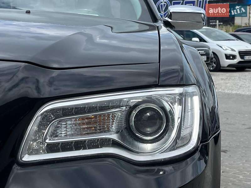 Седан Chrysler 300 2018 в Львове
