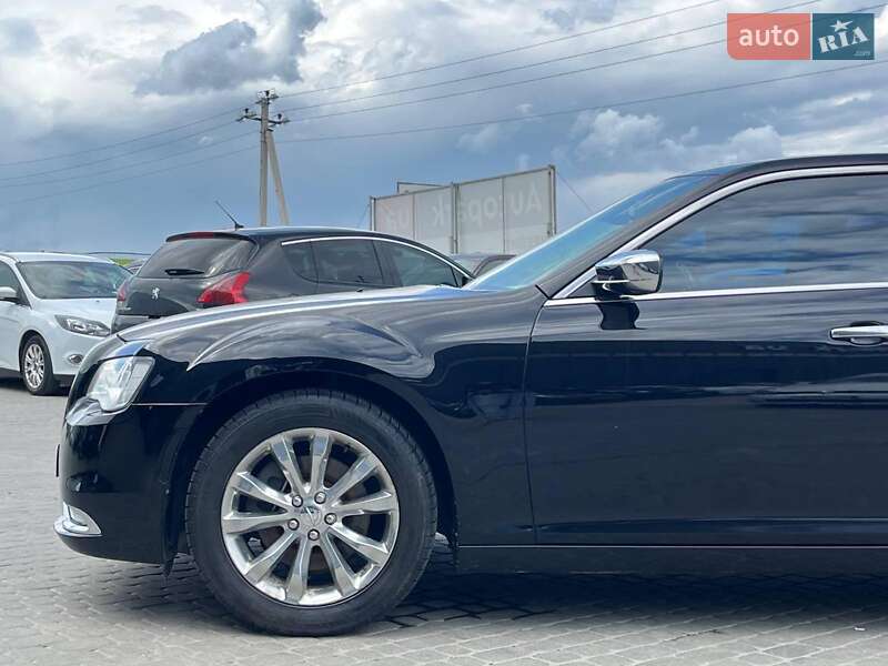 Седан Chrysler 300 2018 в Львове