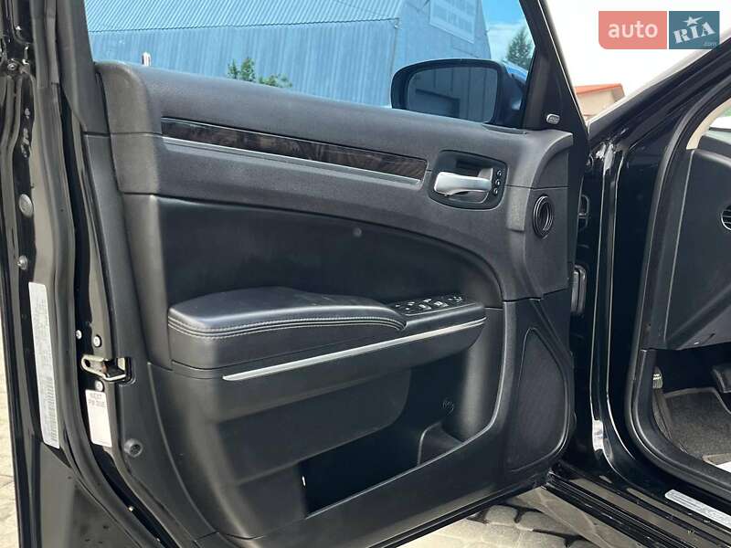 Седан Chrysler 300 2018 в Львове