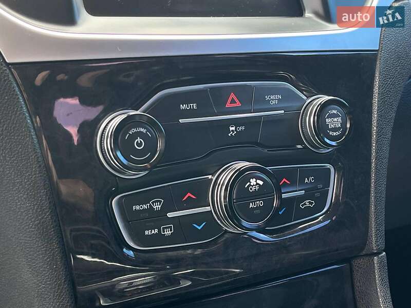 Седан Chrysler 300 2018 в Львове