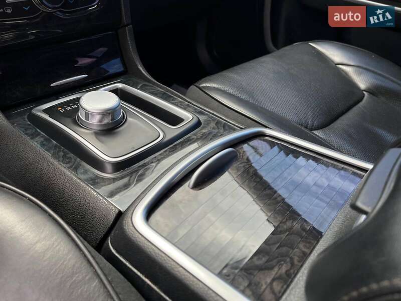Седан Chrysler 300 2018 в Львове