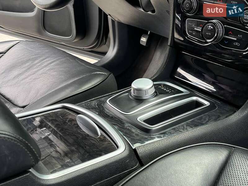 Седан Chrysler 300 2018 в Львове